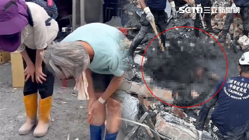 85歲黃秀阿嬤遺體撥泥見日，2名女兒鏡頭前鞠躬淚謝搜救隊員。（圖／翻攝畫面）