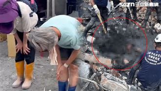 「抱神桌亡」綁3救生衣運嬤屍…孩淚謝！