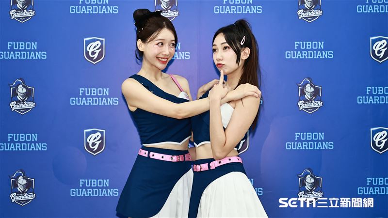 Fubon Angels韓籍成員李雅英和檸檬合影。（圖／記者劉彥池攝影）