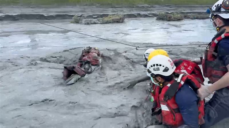 救援人員用3件救生衣協助阿嬤的遺體脫離。（圖／翻攝畫面）