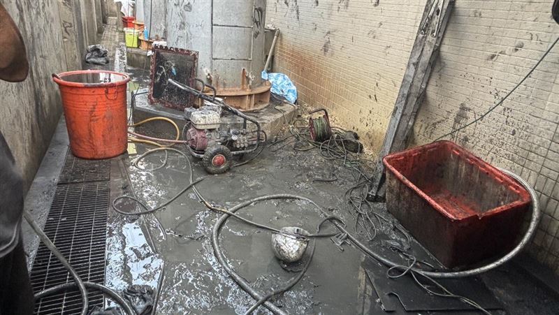 當時工人正在進行設備清潔，卻不知為何會突然觸電。（圖／翻攝畫面）