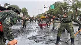 國軍挺進災區助災民重建。（圖／國防部提供）