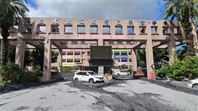 志工協助清理校園內的淤泥。（圖／翻攝畫面）