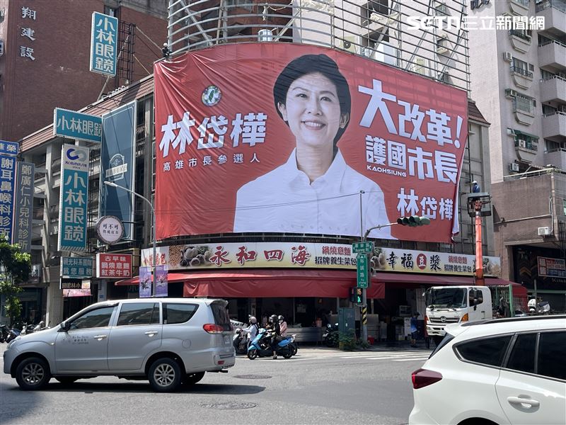 由於民進黨高雄市長初選競爭激烈，於是產生「禁大咖條款」要求參選人不得使用正副總統、閣揆及選對會成員的相關圖像、簽名及影音等。（記者洪正達攝影）