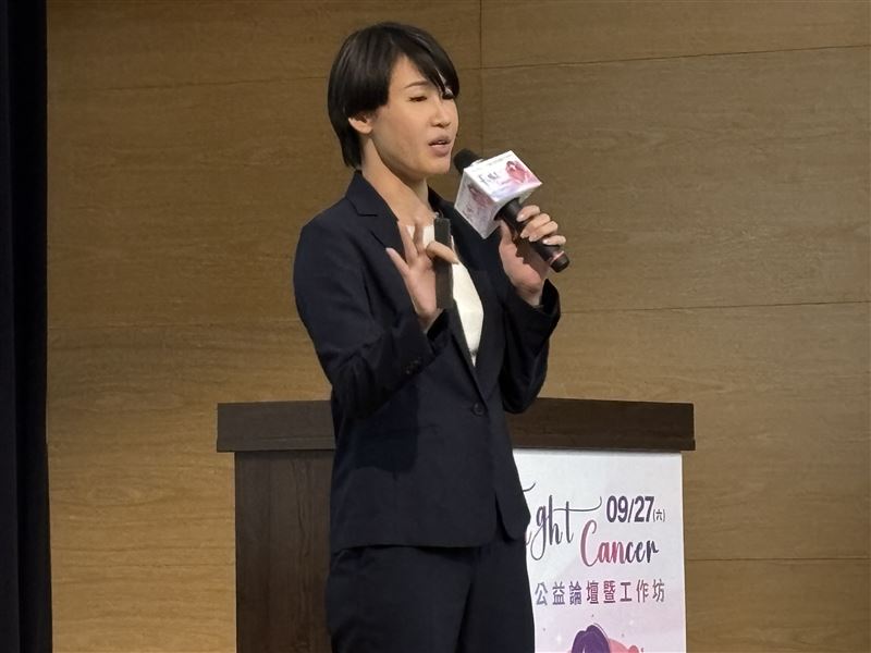 癌症公益論壇特別邀請台灣年輕病友協會理事長潘怡伶，親自分享「我的抗癌日記」，以自身經歷訴說真實心路歷程，讓癌友與家屬在彼此共鳴中獲得力量。(圖／南鷹扶輪社提供)