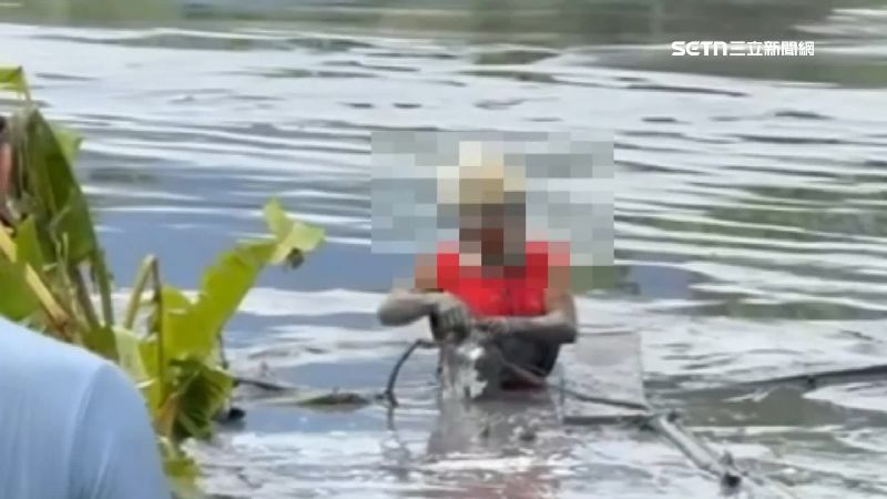 民眾受困泥沼中