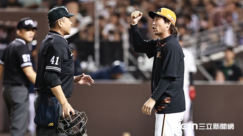 統一獅總教練林岳平上場和主審激烈討論。（圖／記者劉彥池攝影）