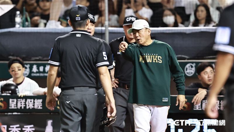台鋼雄鷹總教練洪一中上場和裁判激烈討論。（圖／記者劉彥池攝影）