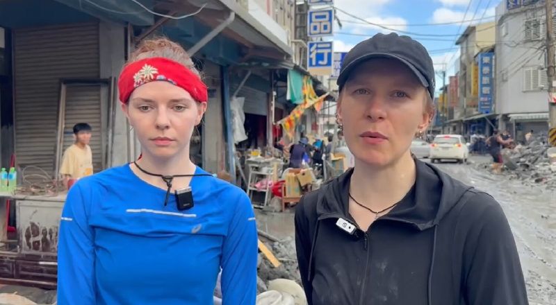 旅居台灣多年的2名烏克蘭女性原先預計赴花蓮旅遊，恰逢馬太鞍溪堰塞湖溢流重創光復鄉，2人決定改變行程，提前前往當地投入救災行動。（圖／中央社）