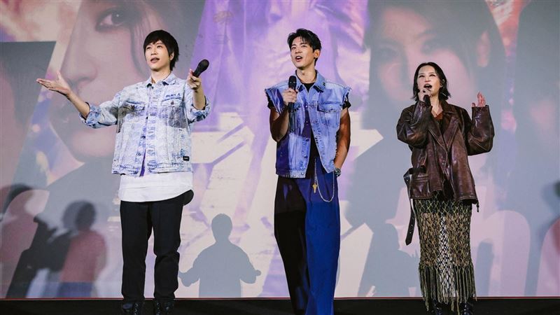 五月天阿信無預警現身戲院　合體大咖男星