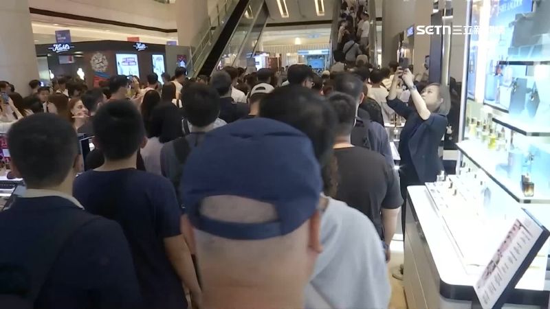 新光三越復業首日人潮爆滿