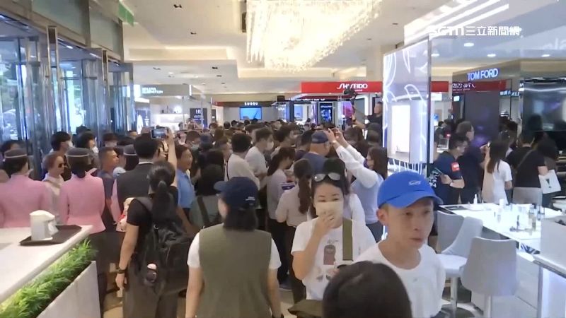台中新光三越復業首日　50萬滿額禮瞬換光