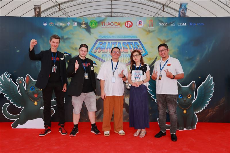 清邁影展團隊與監製陳慧如開心合影交流。（圖／未來進行曲提供）