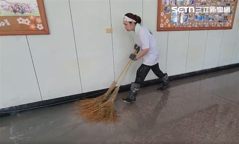 現階段將人力投入清理行列，並在光復鄉中華路206號洪華紀念館設置報到處，避免熱心志工成了無頭蒼蠅。（圖／記者呂彥攝影）