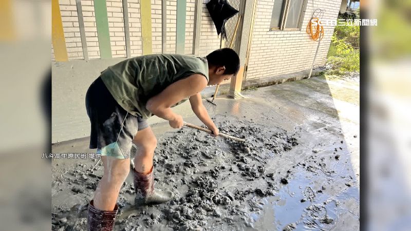 八斗高中生幫忙清理淤泥