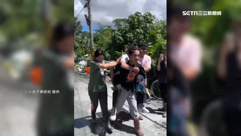 八斗高中學生背起行動不便的長者