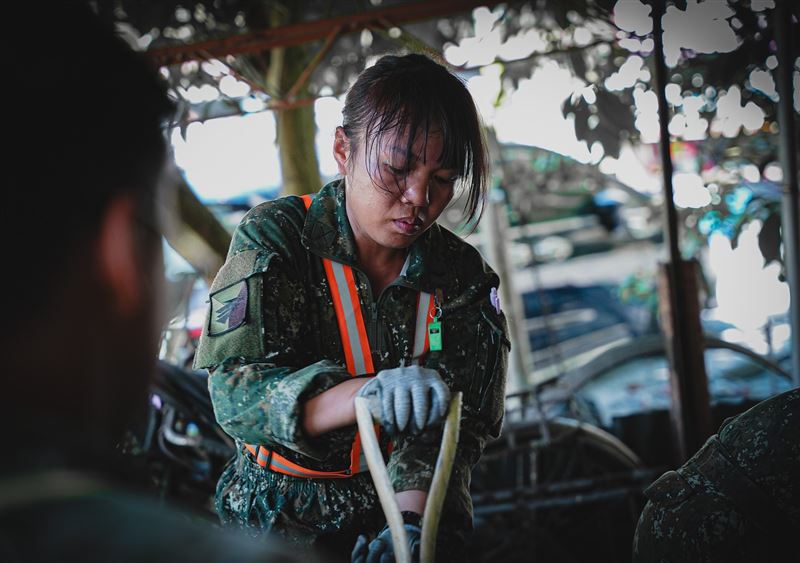 女軍人同樣執行粗重的鏟泥沙工作，是團隊中不可或缺的戰力。（圖／翻攝自軍聞社臉書）