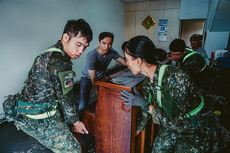眾人大讚國軍弟兄、姐妹為受災花蓮人付出。（圖／翻攝自軍聞社臉書）