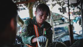 女軍人同樣執行粗重的鏟泥沙工作，是團隊中不可或缺的戰力。（圖／翻攝自軍聞社臉書）