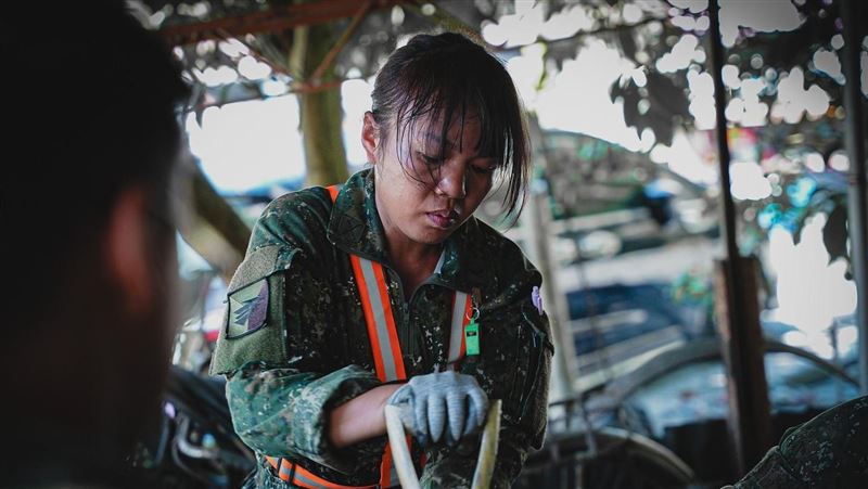 救災最美風景！女軍人泡泥水、舉鏟不喊累