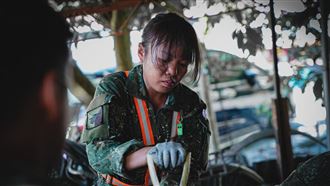 救災最美風景！女軍人泡泥水、舉鏟不喊累