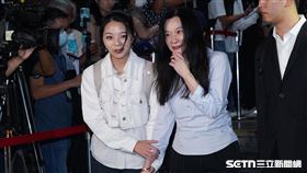 合議庭裁定應曉薇交保，應由女兒陪同下步出法院（圖／記者趙于瑩攝影）