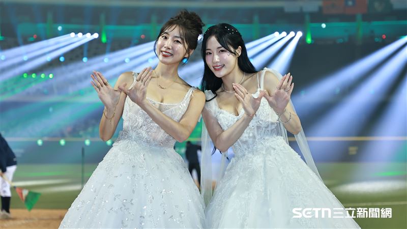 Wing Stars韓籍成員安芝儇、Mingo穿白紗表演。（圖／記者劉彥池攝影）