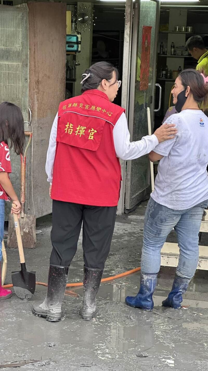徐榛蔚挨家挨戶勘災，卻刻意跳過也是受災戶的花蓮議長張峻。（圖／翻攝自張峻臉書）