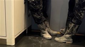 光復救災 泥腳印 鏟子超人 鏟子英雄 圖/台鐵臉書