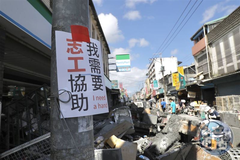 災戶門口貼「我需要志工協助」幫助辨認。(鏡週刊)