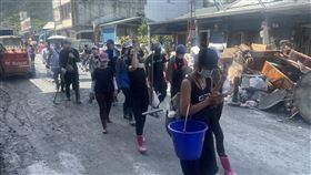 「鏟子超人」志工湧入光復災區花蓮縣馬太鞍溪堰塞湖溢流重創光復鄉，災後復原路漫漫，27日為教師節連假首日，來自各地的「鏟子超人」志工們湧現，熱心協助災區復原。中央社記者張祈攝  114年9月27日