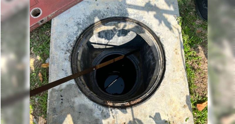 馬來西亞一名男童去學校參加運動會，結果踩空跌入化糞池管道慘死。（圖／翻攝自《中國報》）