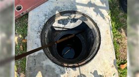 馬來西亞一名男童去學校參加運動會，結果踩空跌入化糞池管道慘死。（圖／翻攝自《中國報》）