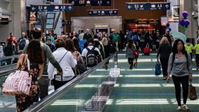 遊客湧入日本之際，卻也帶來不少「後勤困擾」，不少人乾脆在機場或飯店直接丟掉舊行李箱。示意圖（pexels提供）