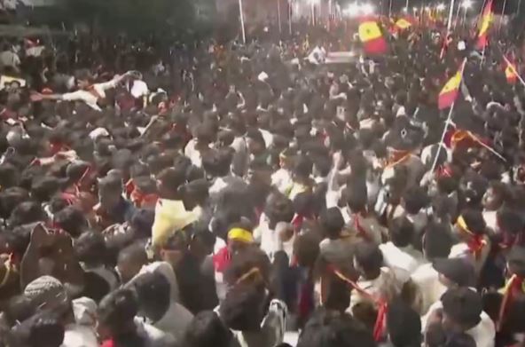 印度政治集會爆發踩踏意外，至少36人死亡。（圖／翻攝自X）
