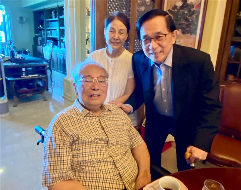 前總統陳水扁貼出2025年6月20日探訪行政院前院長張俊雄伉儷留下的最後合照。（圖／翻攝陳水扁臉書）