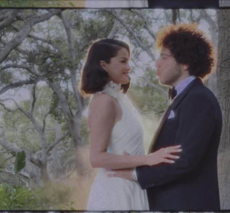 賽琳娜於社群IG貼出婚紗照宣布結婚。（圖／翻攝自IG @selenagomez）