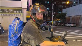 外國人到花蓮幫忙清淤，渾身都是泥土。（圖／＠eggegg2994授權提供）