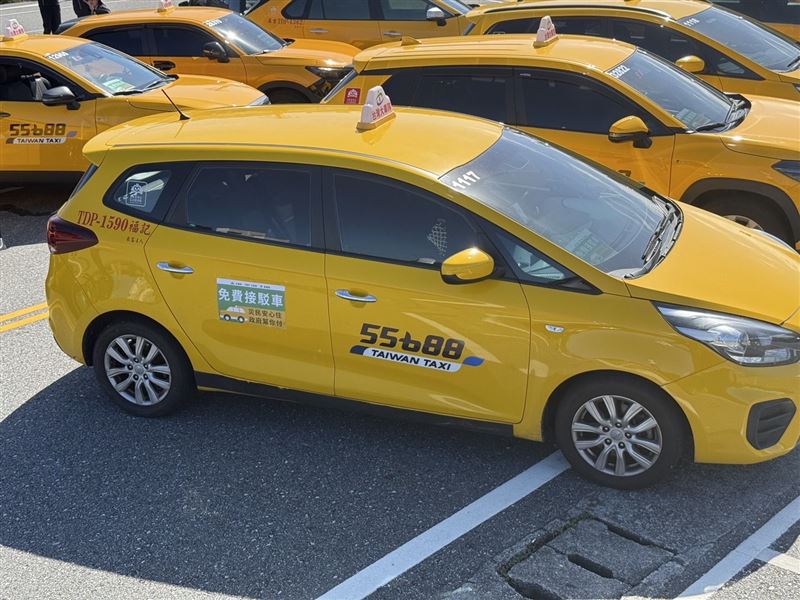 所有免費接駁專車（計程車）統一於右後車門張貼簡易識別圖卡，供民眾識別。（圖／公路局提供）