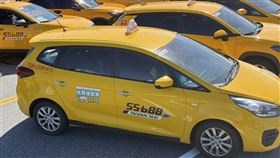 所有免費接駁專車（計程車）統一於右後車門張貼簡易識別圖卡，供民眾識別。（圖／公路局提供）