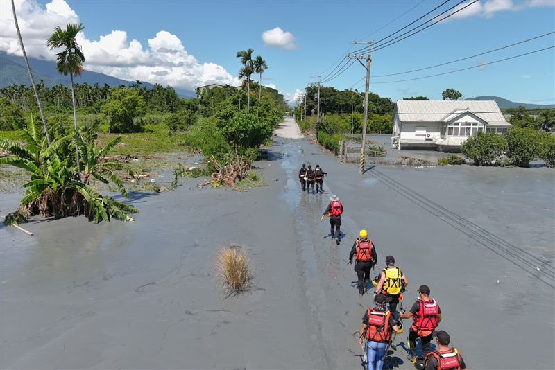 台中消防局第一梯共出動36人、2搜救犬前往花蓮救災。（圖／台中市消防局提供）