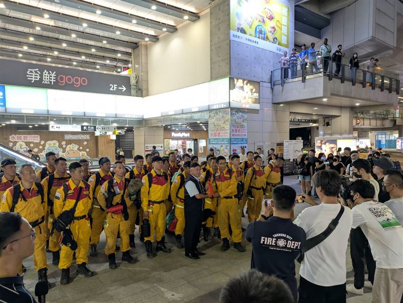 台中特搜隊27名英雄結束搜救行動返回台中，受到民眾熱烈歡迎。（圖／台中市消防局提供）