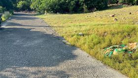 高雄公司負責人偕女倒臥旗山空地車內身中刀傷。（圖／翻攝畫面）