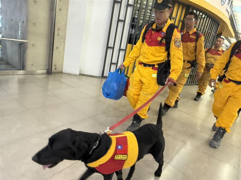 台中特搜隊第一梯次27名英雄，因勤務交接需求，先行返回台中。（圖／台中市消防局提供）