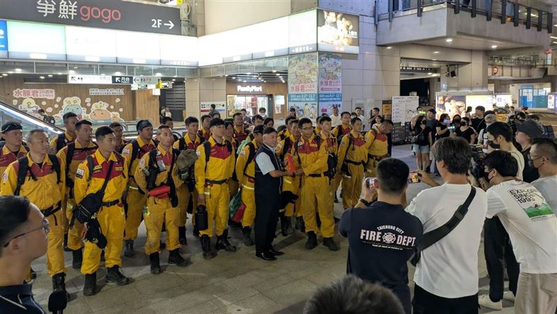 向英雄致敬！民眾熱烈歡呼暖迎台中特搜隊