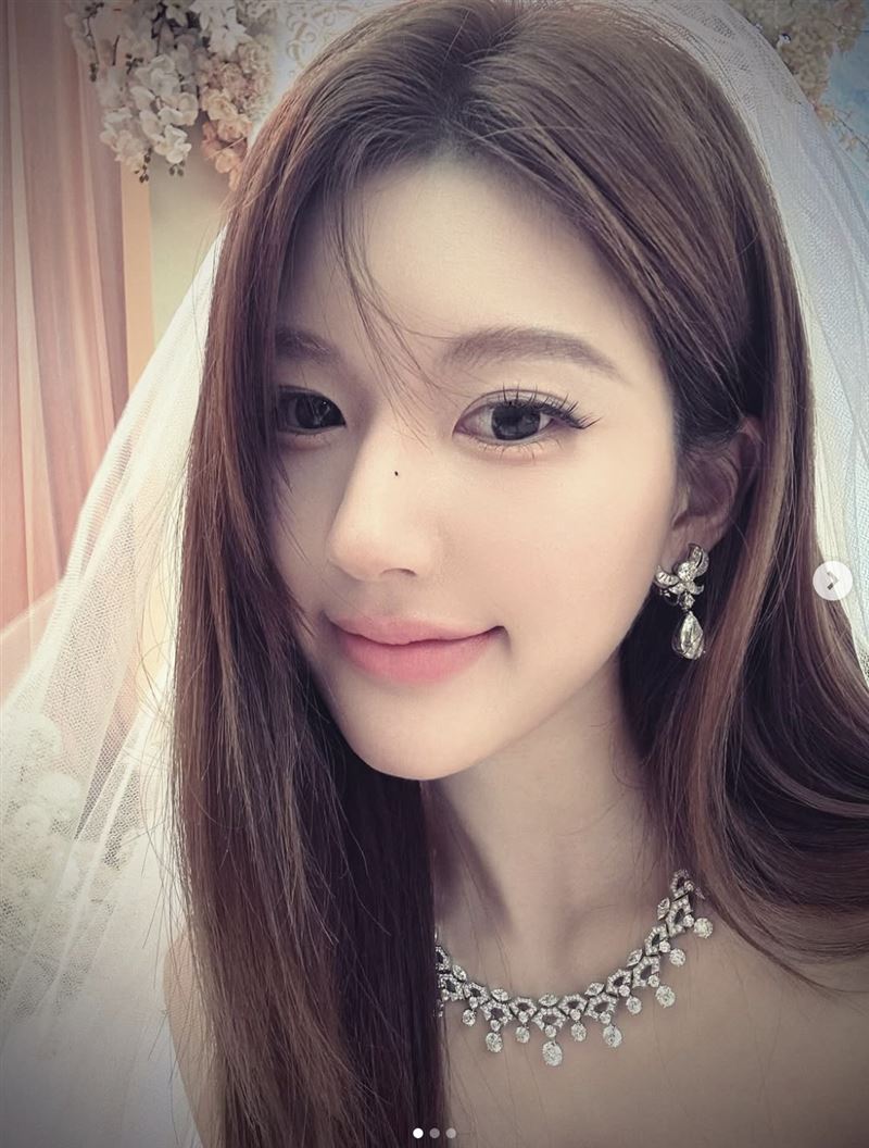 趙露思上演婚禮戲。（圖／翻攝自IG）