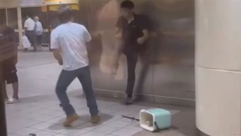 台北捷運民權西路站，2名男子在月台上大打出手。（圖／翻攝記者爆料網）