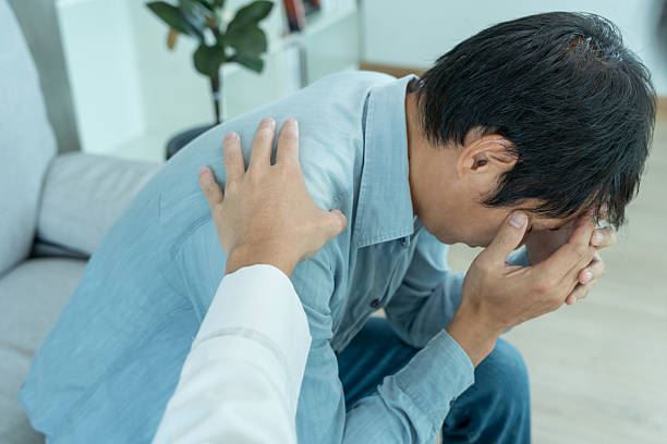 網友面對中年困境上PTT發文詢問，40歲沒工作沒專長沒錢是不是沒救了？（示意圖／PIXABAY）