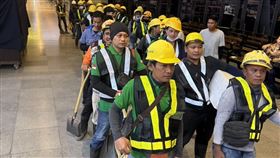 「好人會館」今（28）天貼照發文指出，一群休假中的印尼移工組成鏟子志工，利用星期天休假到現場幫忙。（圖／翻攝自好人會館粉專）