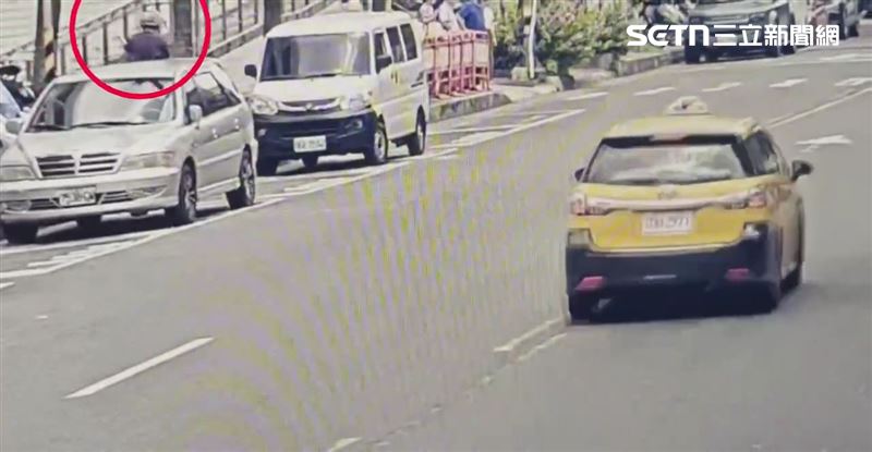 北市王男前往北檢洽公時，竟直接騎走停車格內的機車。（圖／翻攝畫面）